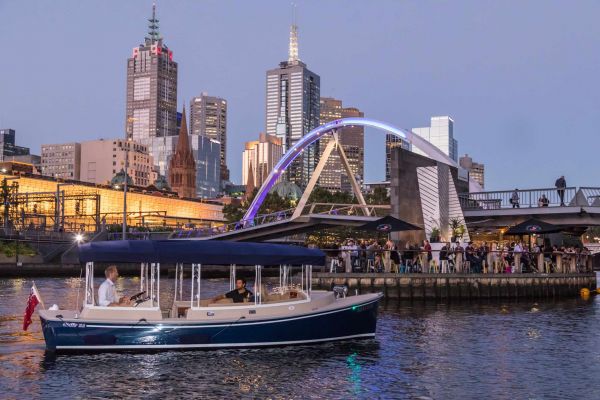 Cruising the Yarra River under your own steam, Melbourne Boat Hire